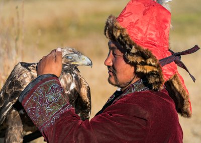 Kazachski łowca orłów w pobliżu wioski Bayan w zachodniej Mongolii, 2016 r. (zdjęcie ilustracyjne) autorstwa Ira Block