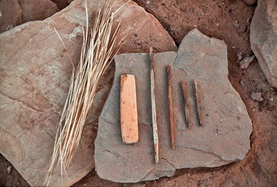 Narzędzia Anasazi na skale w Grand Gulch, Utah, 2009 r. (zdjęcie ilustracyjne) autorstwa Ira Block