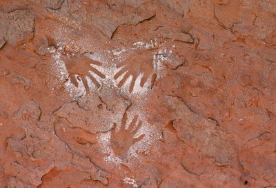 Starożytna sztuka naskalna anasazi, odcisk dłoni w Grand Gulch, Utah autorstwa Ira Block
