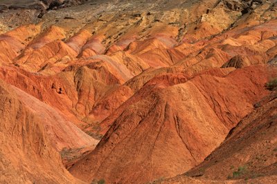 Kolorowe skały w pobliżu kempingu Wu Cai Wan na pustyni Gobi, Xinjiang,..., 2007 (zdjęcie) autorstwa Ira Block
