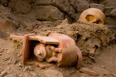 Kości kobiety poświęcają ceramikę mężczyzny siedzącego pod dachem, 2005 (zdjęcie) autorstwa Ira Block