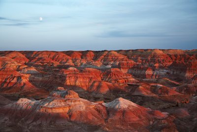 Kolorowe skały w pobliżu Wu Cai Wan na pustyni Gobi, Xinjiang, zachodnie Chiny, 2007 (zdjęcie) autorstwa Ira Block