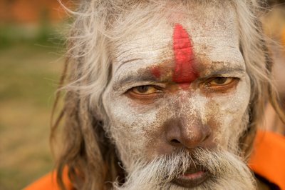 Święci mężczyźni w świątyni Pashupatinath nad brzegiem rzeki Bagmati w Katmandu, Nepal, 2014 r. (zdjęcie ilustracyjne) autorstwa Ira Block