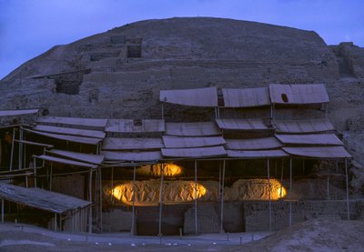 Nocna scena w El Brujo, odległym kompleksie ruin piramid Moche - kultury..., 2005 (zdjęcie) autorstwa Ira Block