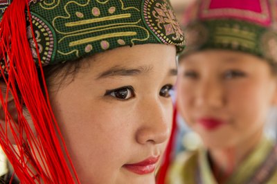 Portret młodej dziewczyny ubranej w Deel, tradycyjny mongolski strój w Naadam w..., 2013 (zdjęcie ilustracyjne) autorstwa Ira Block