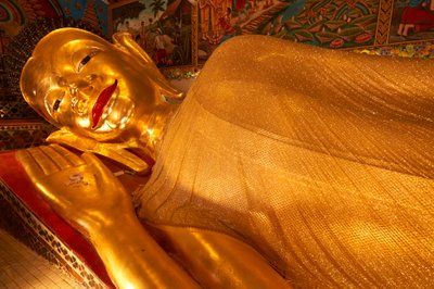 Leżący posąg Buddy w Wat Phra Pan (Phra Non Mae Puka), Chiangmai, Tajlandia, 2019 r. (zdjęcie ilustracyjne) autorstwa Ira Block
