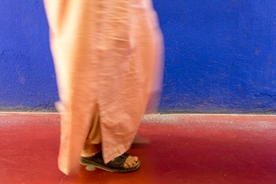 Spacerując obok niebieskiej ściany Ogrodu Majorelle Jardin Majorelle w Marrakeszu, Maroko, 2014 (zdjęcie) autorstwa Ira Block