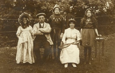 Rodzina nosząca przebranie autorstwa Irish Photographer