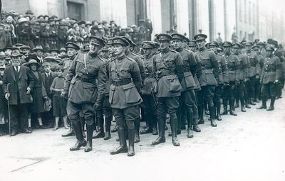Michael Collins (1890-1922) (z lewej) jako szef Irlandzkiej Armii Wolnego Państwa na pogrzebie Arthura Griffitha, sierpień 1922 autorstwa Irish Photographer