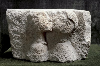 Sztuka iberyjska: Pocałunek Osuny (Beso de Osuna) Płaskorzeźba z wapienia przedstawiająca całujących się mężczyznę i kobietę - II epoka żelaza, wym. 13,5x24x20 cm - Madryt, Narodowe Muzeum Archeologiczne - Pocałunek Osuny - Płaskorzeźba wapienna (wys. 13,5 autorstwa Iron Age