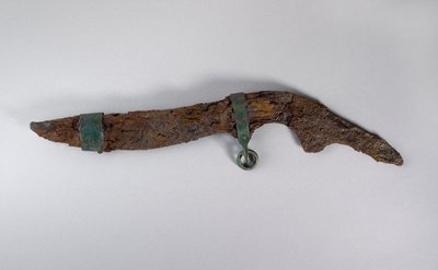 Duży nóż z pozostałościami pochewki, prawdopodobnie z Sopron, Węgry, epoka żelaza (żelazo i drewno) autorstwa Iron Age