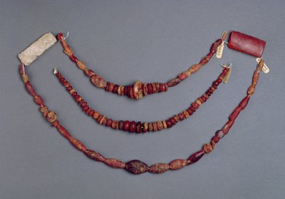Trzy struny koralików z Hallstatt, Austria, 700-500 pne (bursztyn) autorstwa Iron Age