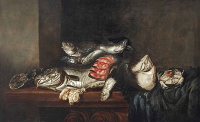 Homar, dorsz, płastuga, łosoś, krab, małże i inne ryby w wiklinowym koszu z siecią na częściowo udrapowanym stole. autorstwa Isaac van Duynen