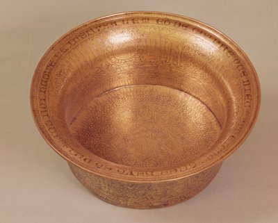 Umywalka ozdobiona wzorami geometrycznymi, zwierzętami i pismem, wykonana dla Hugo IV z Lusignan (1299-1359) króla Cypru, Egiptu lub Syrii (miedź i srebro kute młotkiem) (patrz również 69540) autorstwa Islamic School