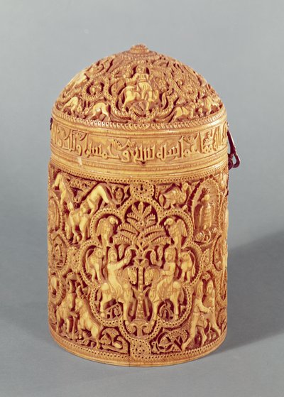 Cyborium z płaskorzeźbą przedstawiającą przyjemności życia dworskiego, z wypisanym imieniem Al-Mughira, syn kalifa Abd-al-Rahmana III, Okres Umajjadów, z Kordoby, ok. 968 r. (patrz także 101673 i 15) autorstwa Islamic School