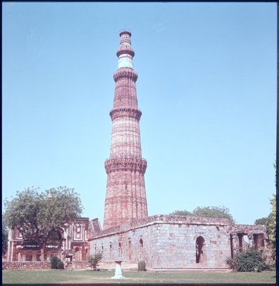 Qutab Minar, zbudowany 1193-1230 autorstwa Islamic School