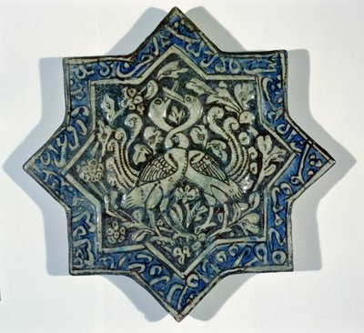 Płytka w kształcie gwiazdy, nałożona na glazurę, pozłacana liśćmi w stylu Takht-e Solaiman, XIII-XIV w. (ceramika) autorstwa Islamic School