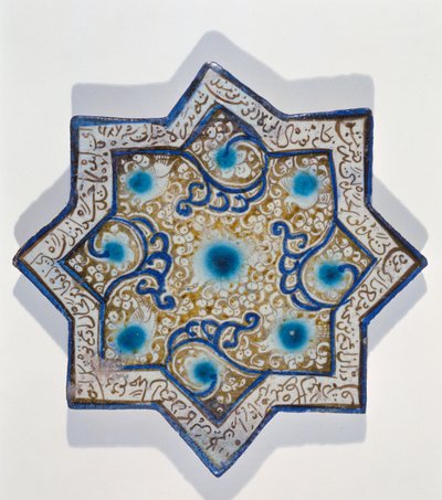 Płytka w kształcie gwiazdy, nałożona na glazurę, pozłacana liśćmi w stylu Takht-e Solaiman, XIII-XIV w. (ceramika) autorstwa Islamic School