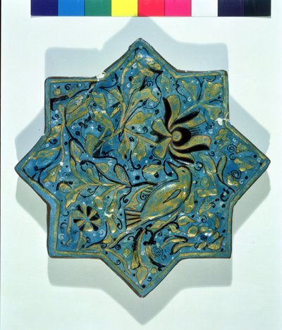Płytka w kształcie gwiazdy, nałożona na glazurę, pozłacana liśćmi w stylu Takht-e Solaiman, XIII-XIV w. (ceramika) autorstwa Islamic School