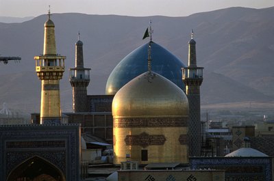 Całkowicie złota kopuła i minaret świątyni Imama Rezy, ósmego szyickiego imama, z meczetem Timurid Gowhar Shad autorstwa Islamic School