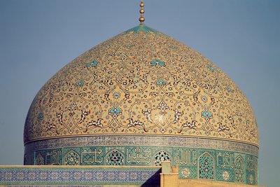 Kopuła Masjid-i-Sheikh Lutfallah, zbudowana w latach 1602-19 przez Szacha Abbasa I (mozaika fajansowa) autorstwa Islamic School