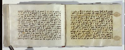Dwie strony rękopisu Koranu napisanego orientalnym pismem kufickim autorstwa Islamic School