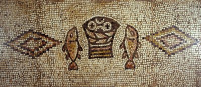 Mozaika bizantyjska przedstawiająca ryby i bochenki chleba (płytki ceramiczne) autorstwa Israeli School