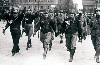 Czarne Koszule Chodząc po Rzymie autorstwa Italian Photographer