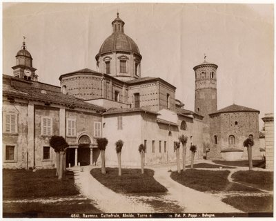 Katedra Zmartwychwstania Pańskiego Jezusa Chrystusa z baptysterium po prawej, Rawenna, Emilia-Romania, Włochy, fot. Pietro Poppi, Bolonia, ok. 1900 autorstwa Italian Photographer