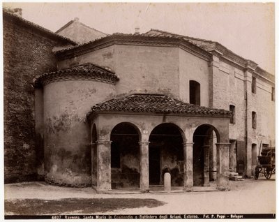Kościół Najświętszej Marii Panny w Cosmedin lub Baptysterium Arian, Rawenna, Emilia-Romania, Włochy, fotografia Pietro Poppi, Bolonia, ok. 1900 r. autorstwa Italian Photographer