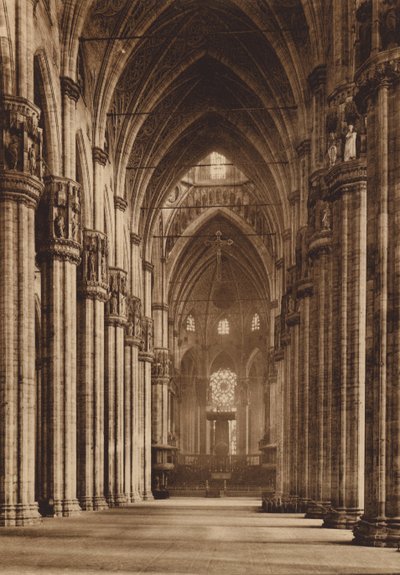 Duomo di Milano: wnętrze, nawa główna (zdjęcie czarno-białe) autorstwa Italian Photographer