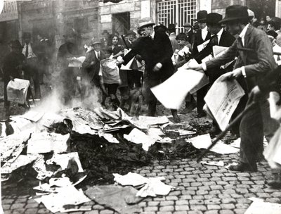 Faszystowski zespół palący socjalistyczne gazety „Il Paese” po zniszczeniu oblężenia autorstwa Italian Photographer