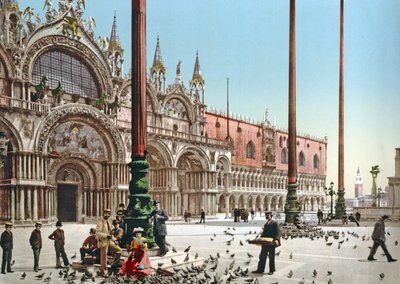 Karmienie gołębi na Placu Świętego Marka w Wenecji, ok. 1900 autorstwa Italian Photographer
