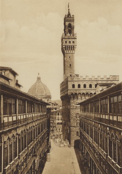 Firenze / Florencja: Portyki Uffizi, zbudowane według projektu Vasariego (zdjęcie czarno-białe) autorstwa Italian Photographer