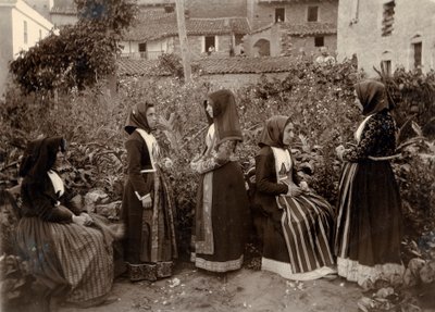 Grupa kobiet w tradycyjnych strojach w ogrodzie, Sardynia, Włochy autorstwa Italian Photographer
