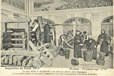 Mnisi tłoczący winogrona szampana w 1710 r., wystawa na Międzynarodowej Wystawie w Turynie, Włochy autorstwa Italian Photographer