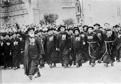 Parada w Rzymie w 1931 roku, poprzedzona organem kościelnym. autorstwa Italian Photographer