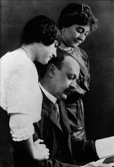 Portret włoskiego pisarza Italo Svevo (1861-1928) z żoną i córką. autorstwa Italian Photographer