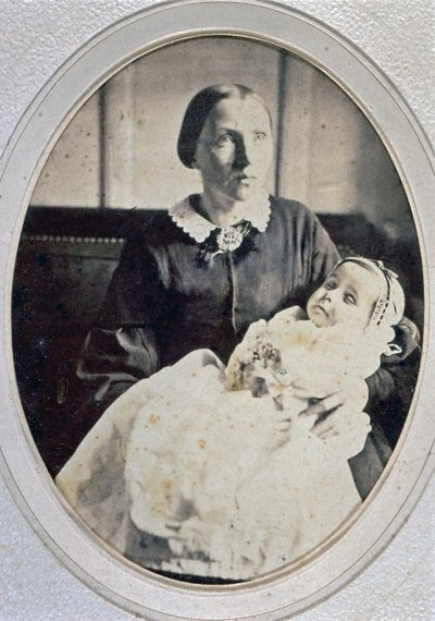 Portret pośmiertny dziewczynki trzymanej przez matkę, ok. 1855 (zdjęcie czarno-białe) autorstwa Italian Photographer