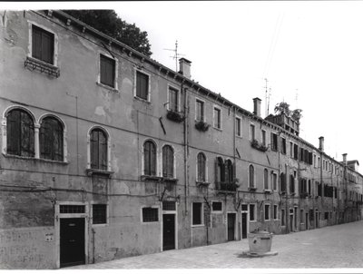 Rząd domów na Calle Riello, Wenecja autorstwa Italian Photographer