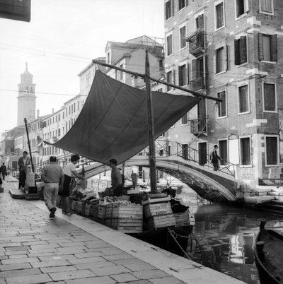 Sprzedaż owoców i warzyw na pokładzie łodzi w kanale, Wenecja autorstwa Italian Photographer