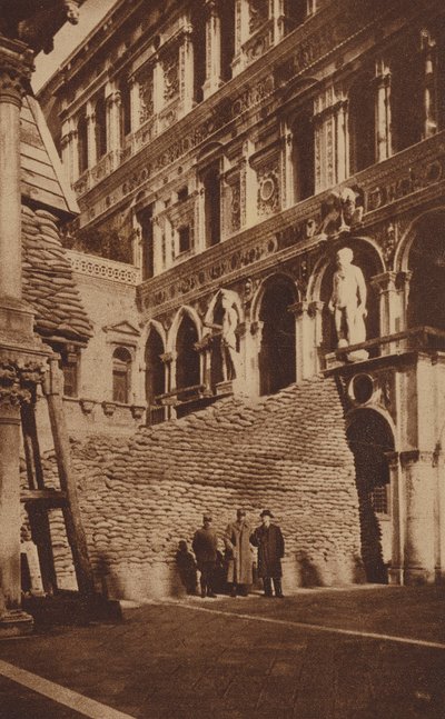 Scala dei Giganti w Pałacu Dożów, Wenecja, chroniona workami z piaskiem, I wojna światowa (zdjęcie czarno-białe) autorstwa Italian Photographer