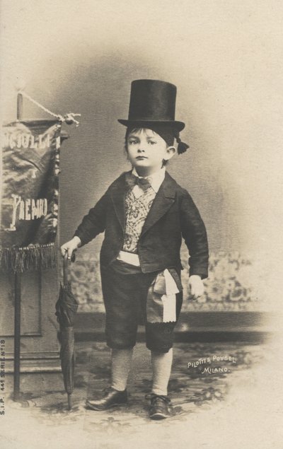 Mały chłopiec w garniturze (zdjęcie czarno-białe) autorstwa Italian Photographer