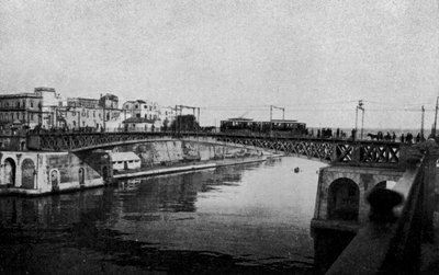Taranto, zamknięty most obrotowy i stare miasto (zdjęcie czarno-białe) autorstwa Italian Photographer
