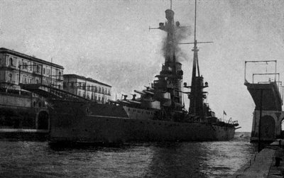Taranto, R Nave Duilio przez kanał żeglowny (zdjęcie czarno-białe) autorstwa Italian Photographer