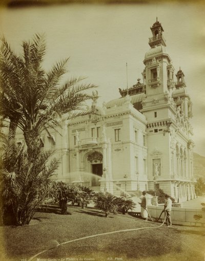 Teatr przyłączony do kasyna w Monte Carlo. Na pierwszym planie widok na ogród ozdobiony palmami autorstwa Italian Photographer