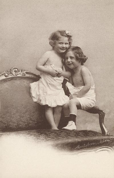 Dwoje roześmianych dzieci (zdjęcie czarno-białe) autorstwa Italian Photographer