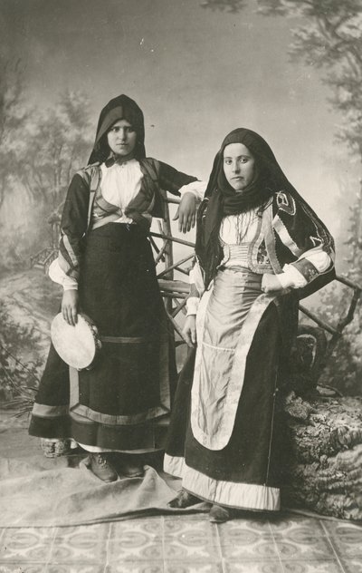Dwie kobiety w tradycyjnych strojach z Belvi i Aritzo, Sardynia, Włochy, ok. 1910 r. autorstwa Italian Photographer