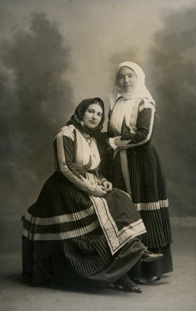 Dwie kobiety w tradycyjnych strojach, Fonni, Sardynia, Włochy, ok. 1915 r. autorstwa Italian Photographer
