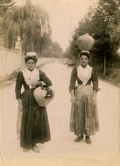 Dwie młode kobiety ze słoikami z terakoty, Roccaraso, Abruzja, Włochy, ok. 1905 r. autorstwa Italian Photographer